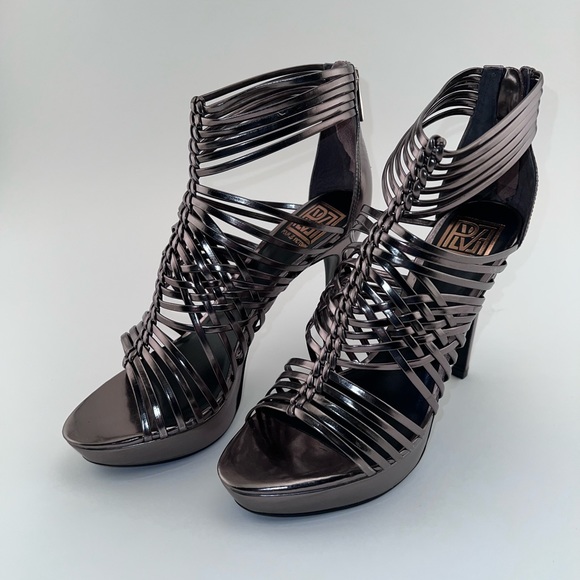 BNIB Pour La Victoire Pewter Mirror Silver Gladiator Platform Sandals Size 8.5 - Picture 2 of 8
